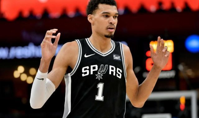 星空体育平台-数据全面缩水 三分疯狂打铁！二年级的文班撞墙了？